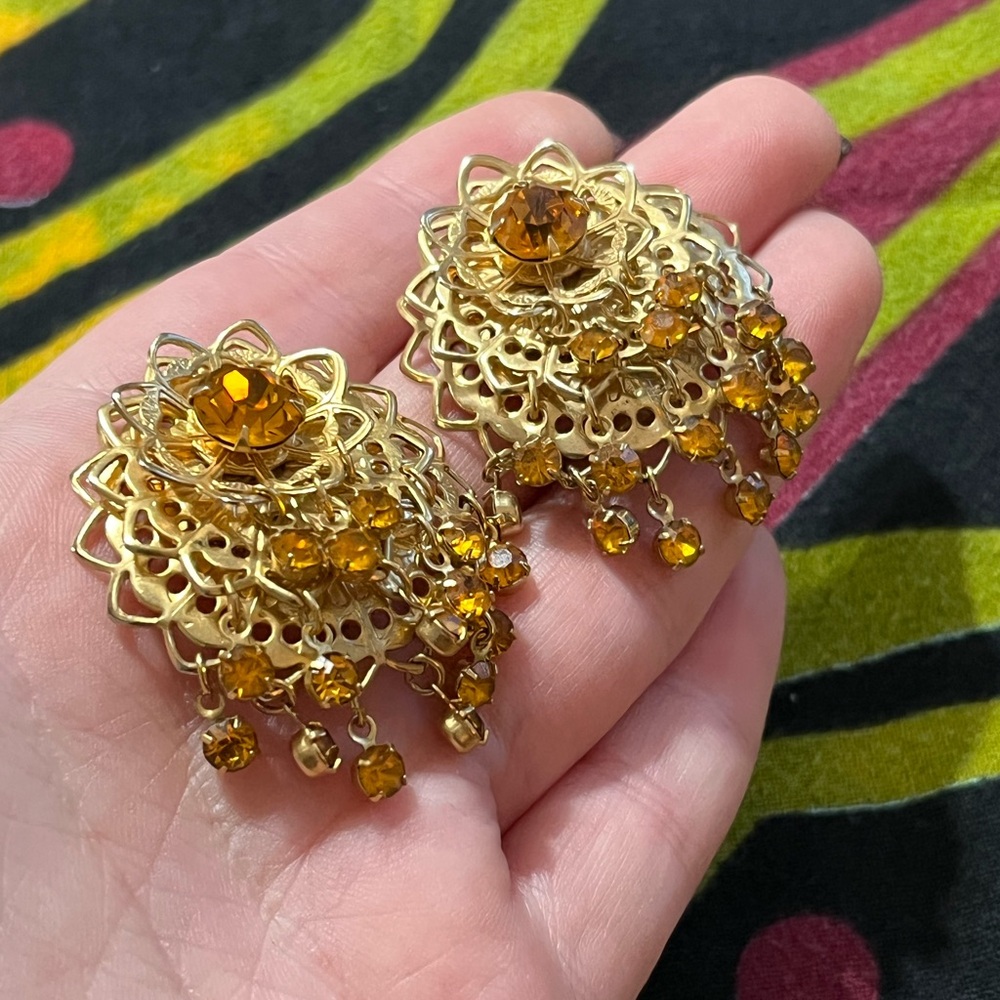 VTG Amber Rhinestone Dangle Gold Tone Metal Filigree Clip-on Costume Earrings - Picture 4 of 5